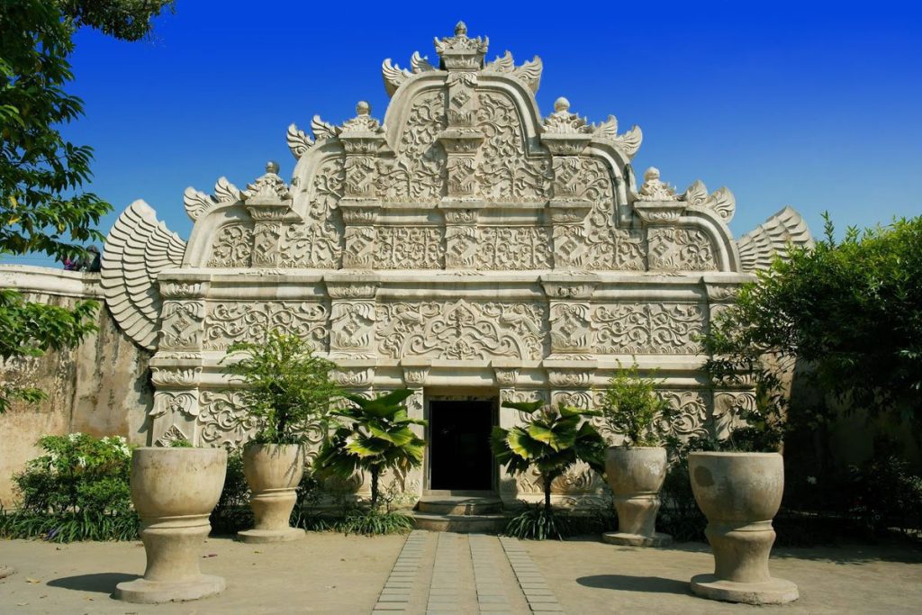 Bangunan bersejarah Taman Sari Yogyakarta dengan kolam pemandian dan dinding klasik