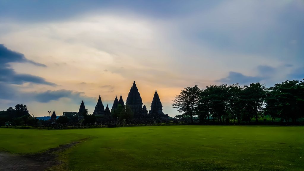 Arsitektur Candi Prambanan dengan bangunan menjulang tinggi yang melambangkan kosmologi Hindu dan Gunung Mahameru