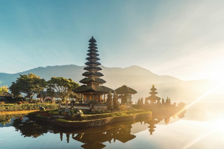 Pura Ulun Danu Beratan di Bedugul Bali dengan latar Danau Beratan dan pegunungan berkabut pada pagi hari