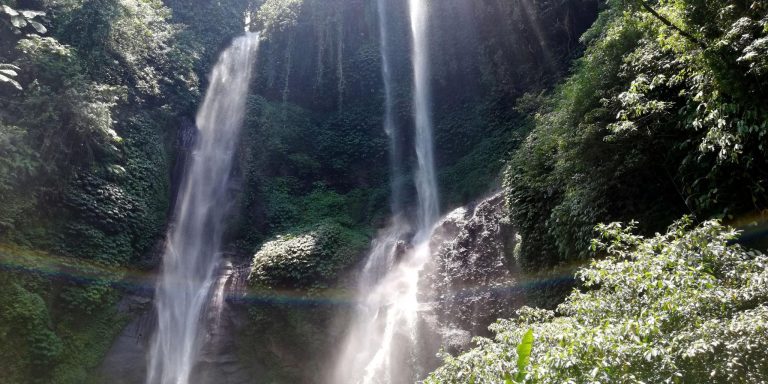 Panorama Air Terjun Sekumpul Bali dikelilingi lembah hijau