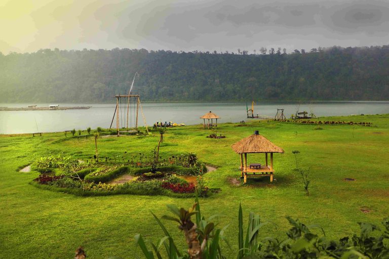 Danau Buyan Bali dengan kabut pagi tipis dan suasana hening di kawasan Bedugul Buleleng