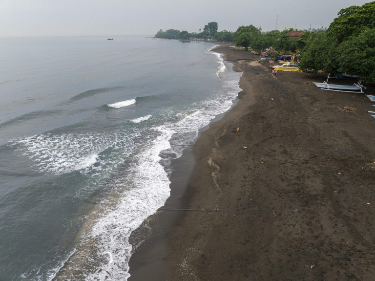 Cahaya matahari pagi di pesisir Pantai Lovina Kalibukbuk