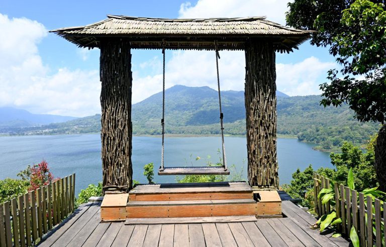 Wanagiri Hidden Hills Bali dengan spot ayunan berlatar Danau Buyan dan perbukitan hijau