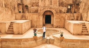 Situs Warungboto di Yogyakarta dengan bangunan bekas pesanggrahan dan kolam pemandian Keraton bergaya arsitektur Jawa klasik dari abad ke-18.