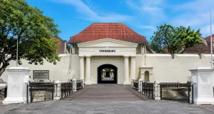 Tampak depan Benteng Vredeburg Yogyakarta dengan gerbang utama bergaya kolonial Belanda di kawasan Titik Nol Kilometer.Gerbang utama Benteng Vredeburg, salah satu bangunan bersejarah peninggalan kolonial Belanda yang kini menjadi museum perjuangan nasional di pusat Kota Yogyakarta.