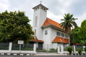 Gereja Santo Antonius Kotabaru di kawasan heritage Kotabaru Yogyakarta dengan arsitektur bergaya kolonial modern, menara tinggi, dan atap genteng merah.