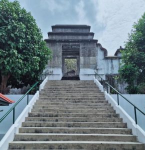 Gerbang dan tangga menuju Kompleks Makam Raja-Raja Imogiri di Bantul, Yogyakarta yang menjadi tempat peristirahatan para raja Mataram Islam.
